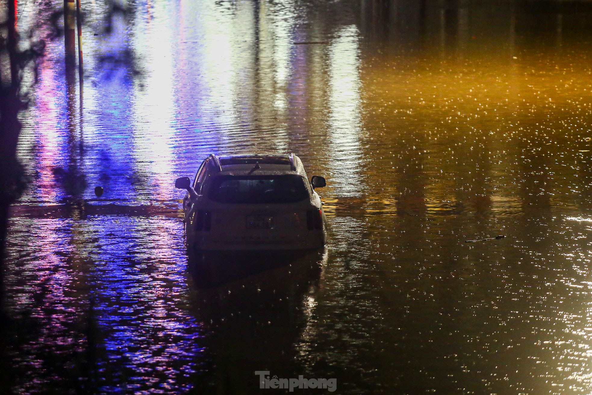 Starker Regen, Straßen von Hanoi nachts überflutet Foto 15