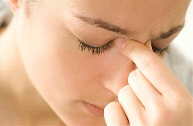 Triệu chứng phổ biến nhất của viêm xoang trán cấp là đau nhức quanh vùng mắt hoặc trán.