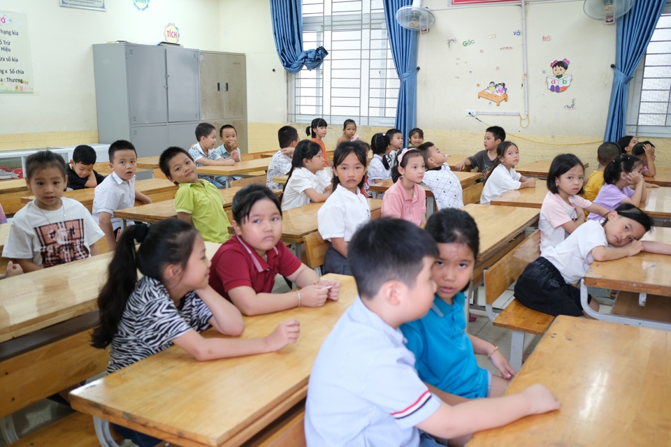 Das Volkskomitee der Provinz Vinh Phuc verlangt von Einheiten und Schulen, überhöhte Gebühren und die Anhäufung von Gebühren zu vermeiden, da dies zu Schwierigkeiten für Eltern und Schüler führen könnte. Illustration: Sy Hao.