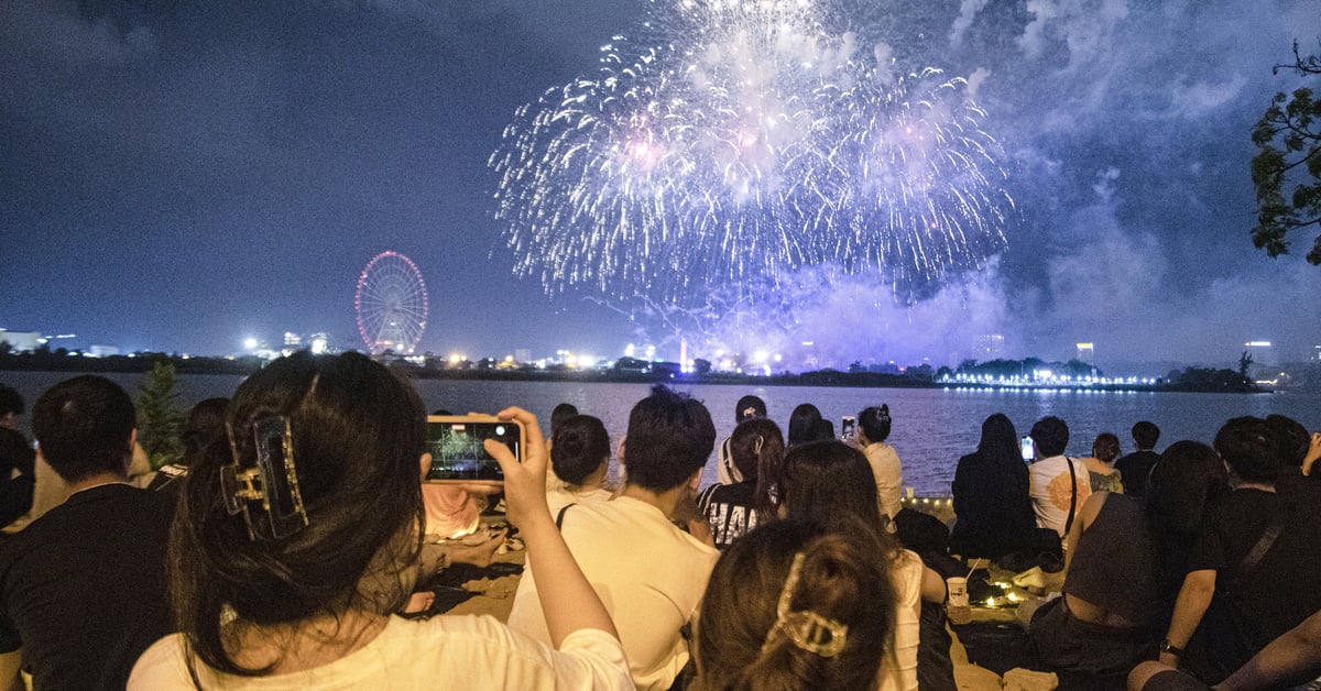 Déploiement de bâches sur la rivière Han à Da Nang pour assister chaque soir aux feux d'artifice