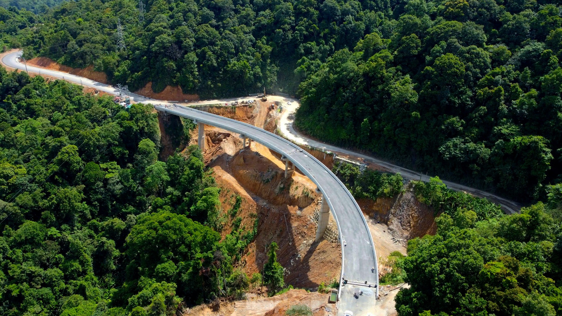 L'apparence de la route nationale 8A après sa modernisation avec un capital de plus de 1 600 milliards de VND photo 8