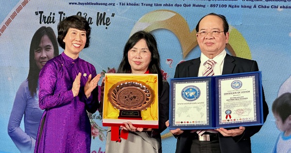 'Mother with the most children' Huynh Tieu Huong was awarded the Golden Disk of Dedication