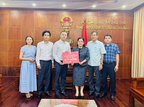 Papelería Hong Ha: uniendo esfuerzos para ayudar a la gente a superar tormentas e inundaciones