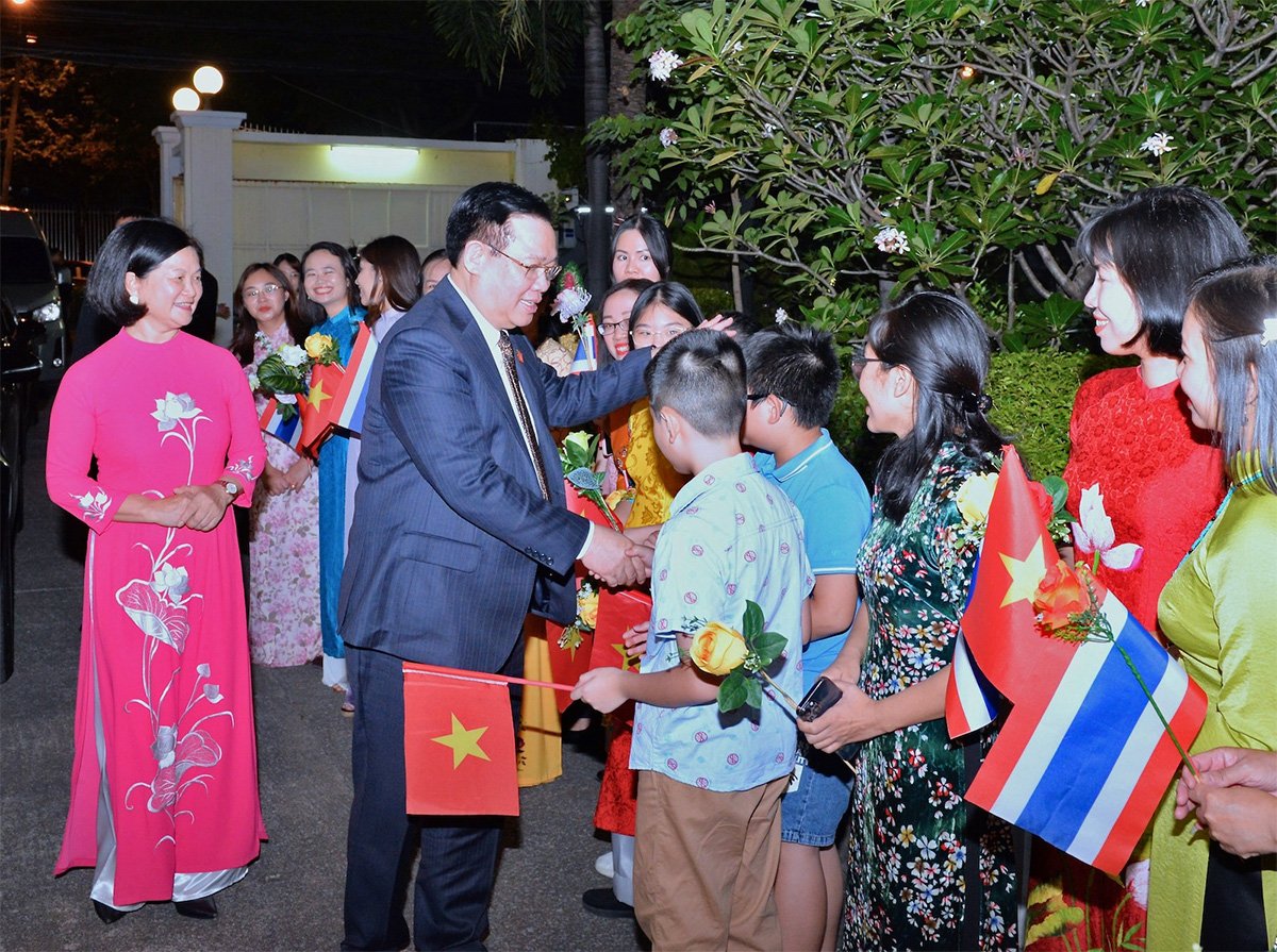 National Assembly Chairman visits Vietnamese Embassy in Thailand