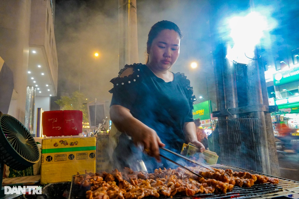 Hàng xiên nướng doanh thu hơn 16 triệu đồng/ngày: Bí quyết đông nghịt khách - 4