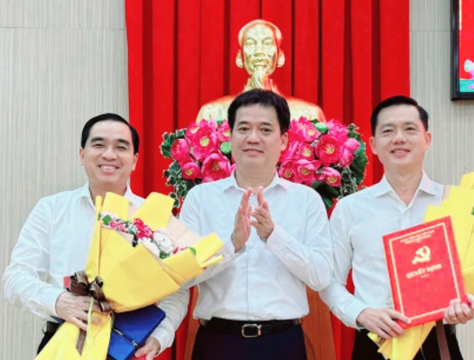 El secretario del Partido de la ciudad de Phu Quoc, Le Quoc Anh (centro), presenta flores de felicitación a Tran Minh Khoa y Huynh Quang Hung en la ceremonia de inauguración. Fotografía de Hoang Dung