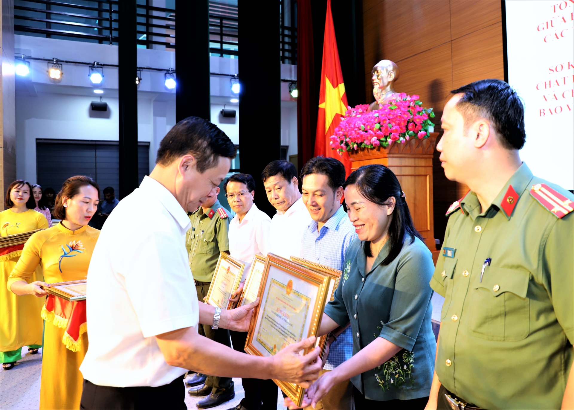 Chairman of the Provincial People's Committee Nguyen Van Son awarded Certificates of Merit to the collectives.