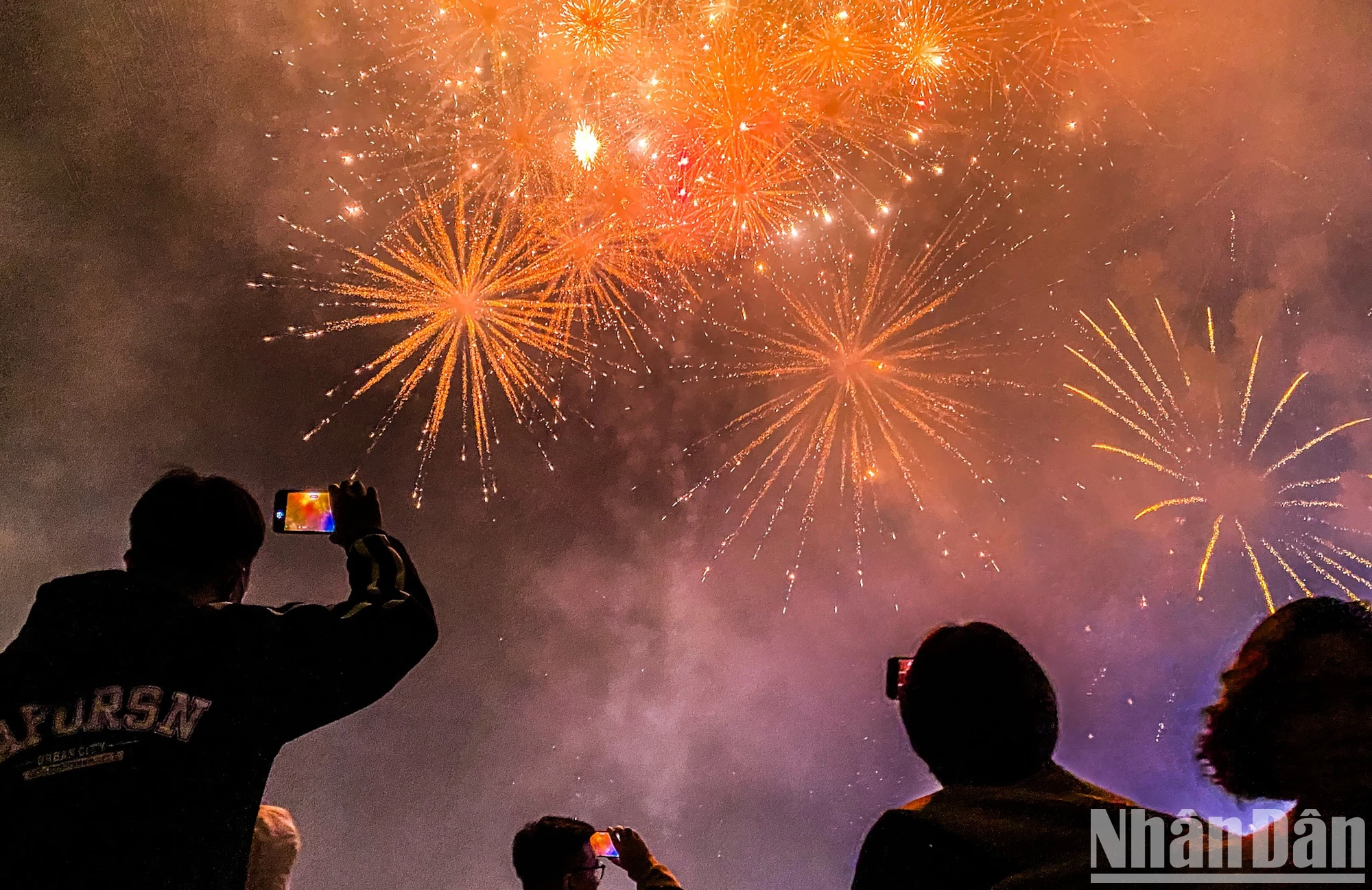 [Foto] Brillantes fuegos artificiales dan la bienvenida al nuevo año 2025 foto 1