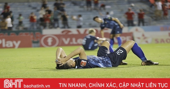 កីឡាករក្លឹប Ho Chi Minh City FC ស្រក់ទឹកភ្នែកបន្ទាប់ពីចាញ់ Hong Linh Ha Tinh