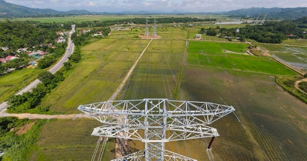 Close-up of the 500kV line through Ha Tinh gradually completed