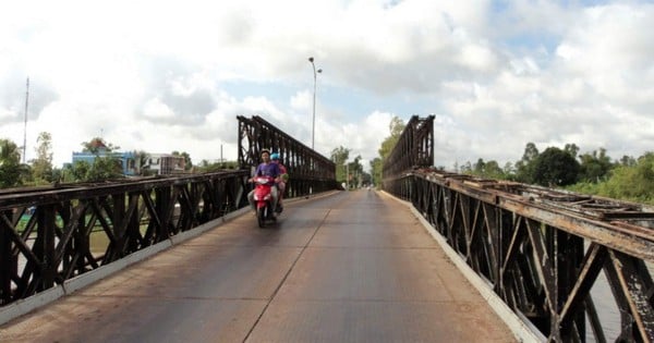 Dismantling the Canal 28 iron bridge to build a new bridge