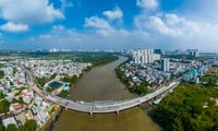 Primer plano del puente Phuoc Long que conecta el Distrito 7 con el distrito de Nha Be, próximo a completarse