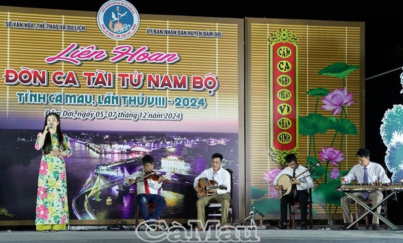 សិល្បករជាង 100 នាក់បានចូលរួមពិធីបុណ្យច្រៀង Ca Mau Tu Tinh ឆ្នាំ 2024 រូបថត 1