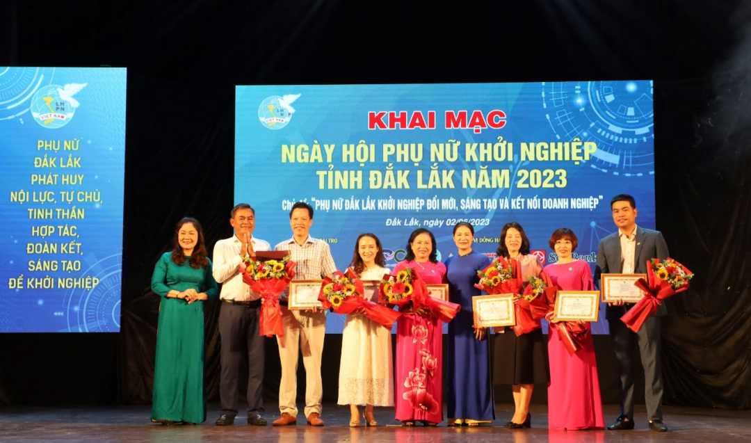 Deputy Secretary of the Provincial Party Committee Y Bier Nie and leaders of the Provincial Women's Union presented flowers to units and businesses that responded, accompanied, and supported women in economic development.