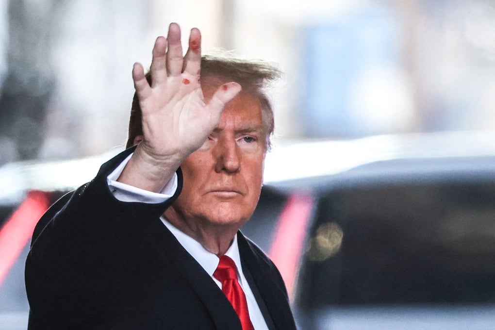 Đốm đỏ trên bàn tay ông Trump thổi bùng đồn đoán - 1