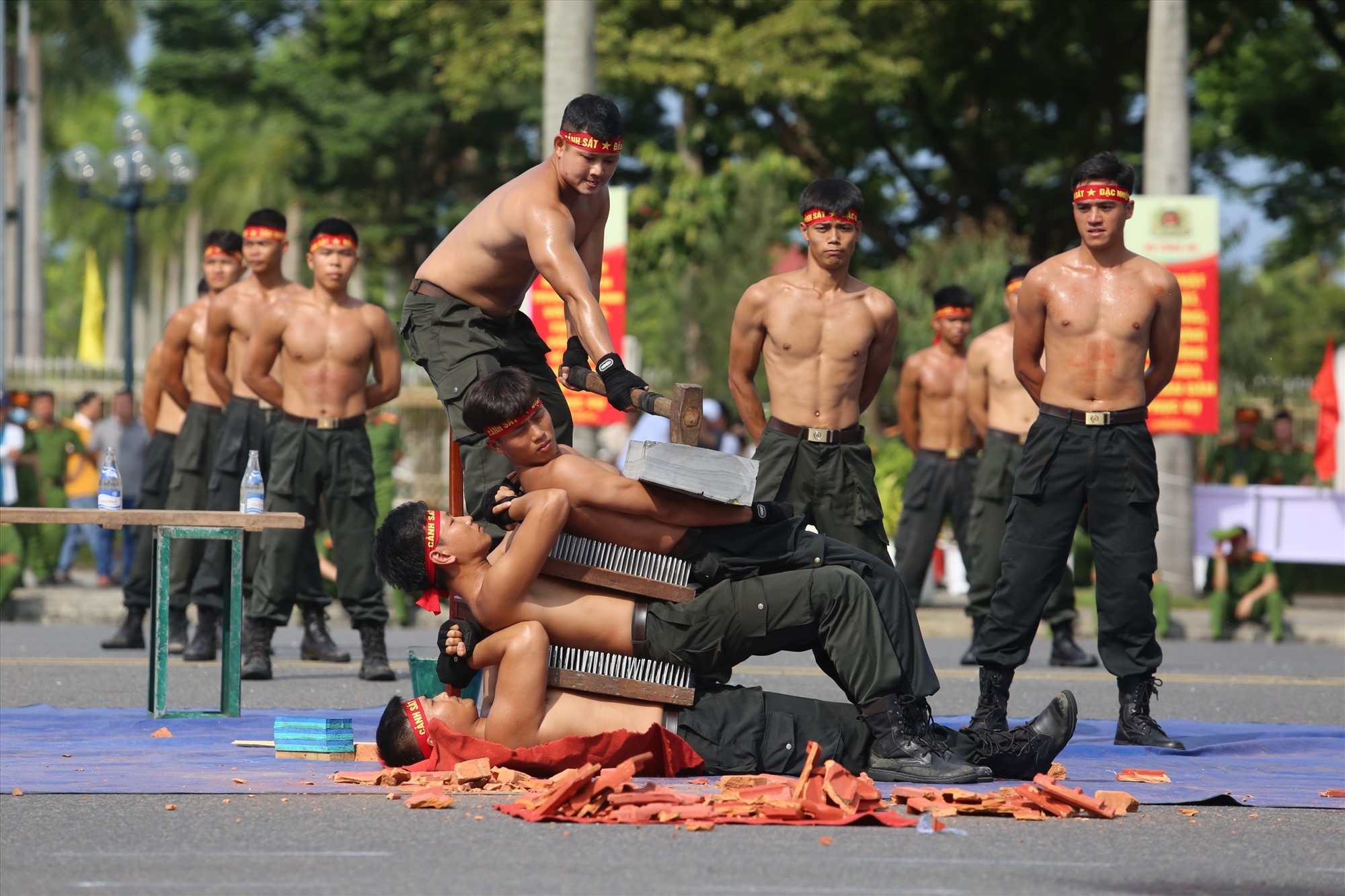 Màn trình diễn nằm trên bàn chông, công phá đá của các cán bộ chiến sĩ cảnh sát cơ động. Ảnh: T.C