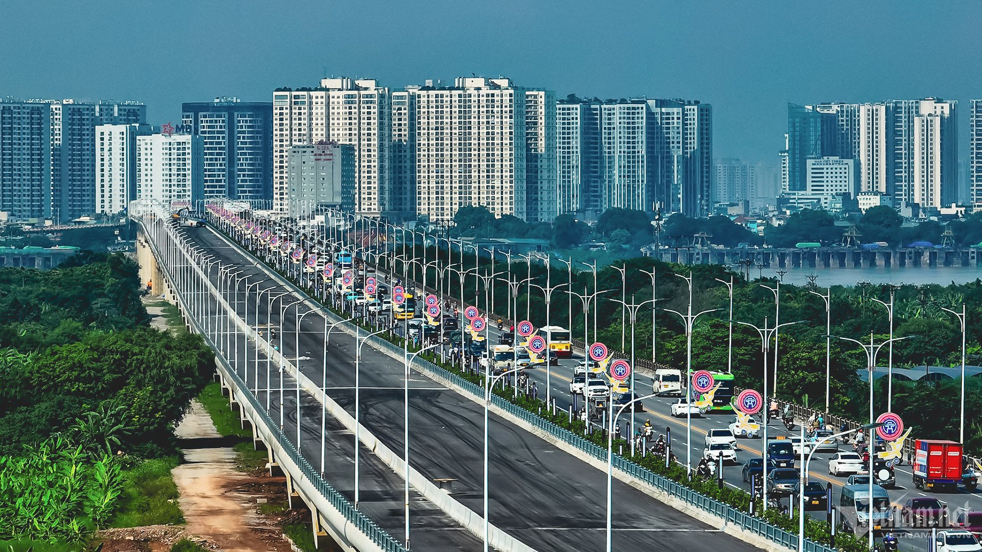 กล้องส่องทางไกลของสะพาน Vinh Tuy 2 ข้ามแม่น้ำแดงก่อนวันเปิดทำการ