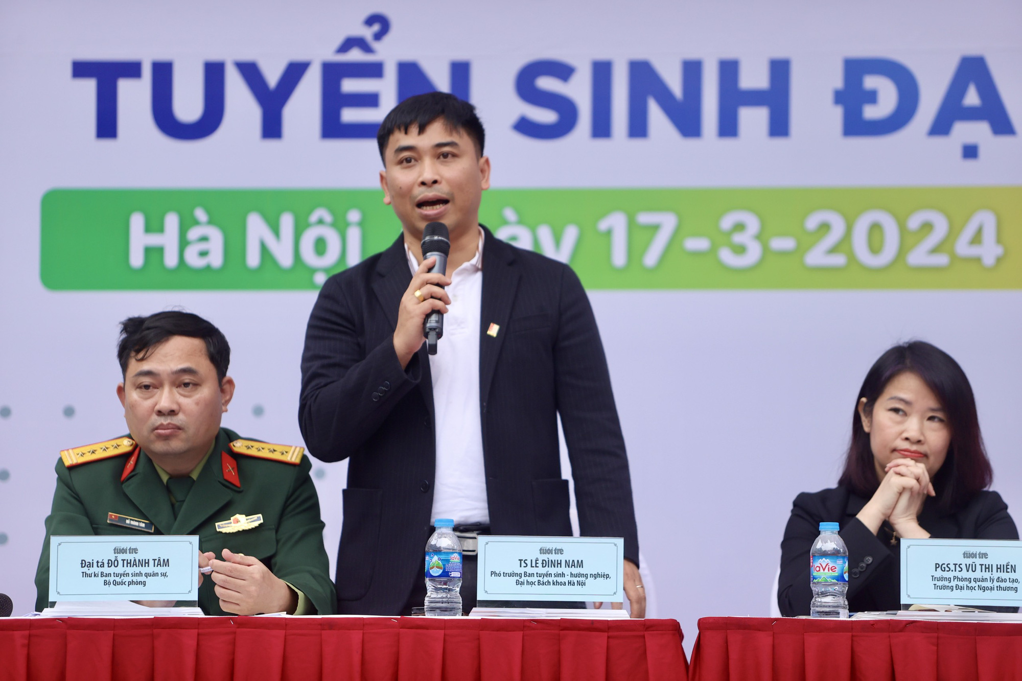 TS Lê Đình Nam, phó trưởng ban tuyển sinh - hướng nghiệp Đại học Bách Khoa Hà Nội, tư vấn cho học sinh và phụ huynh tại ngày hội - Ảnh: NGUYỄN KHÁNH