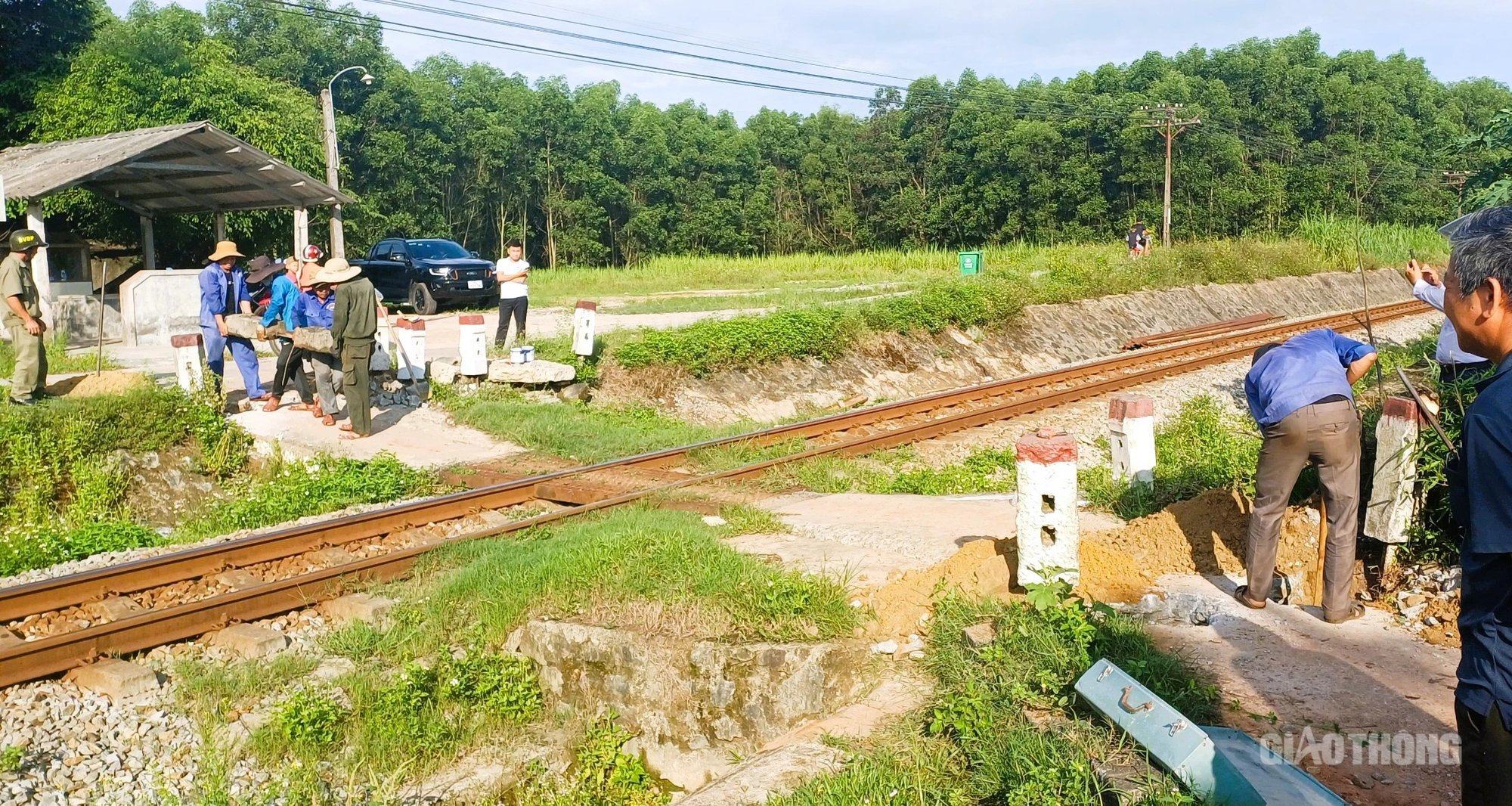 Bộ GTVT đề nghị Thừa Thiên Huế xóa lối đi tự mở qua đường sắt- Ảnh 1.
