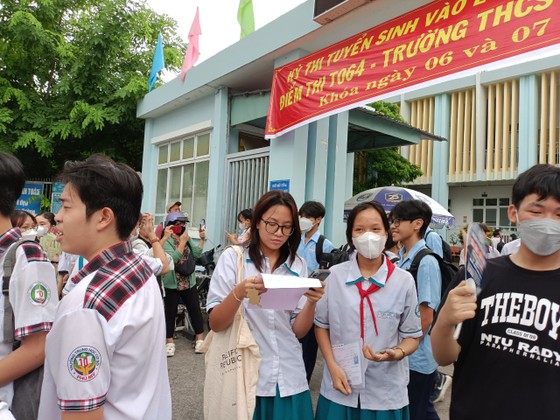 Đề thi môn Ngoại ngữ "dễ thở", thí sinh phấn khởi kết thúc ngày thi đầu tiên ảnh 2