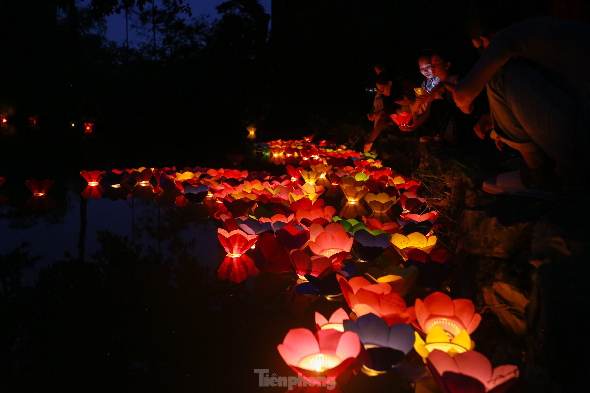 People in the capital release flower lanterns to show their gratitude during Vu Lan festival photo 26