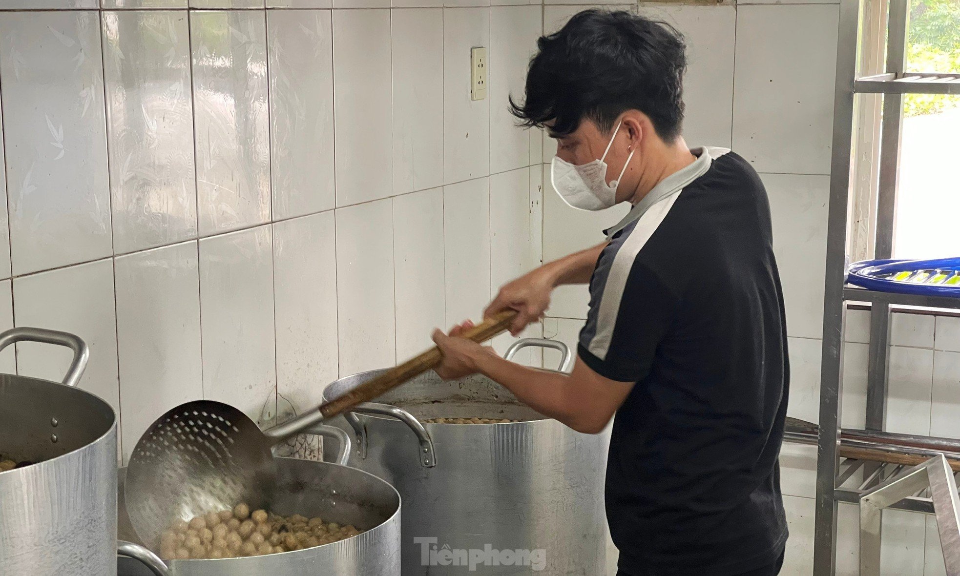 Jeune homme passionné par la cuisine pour les patients photo 1