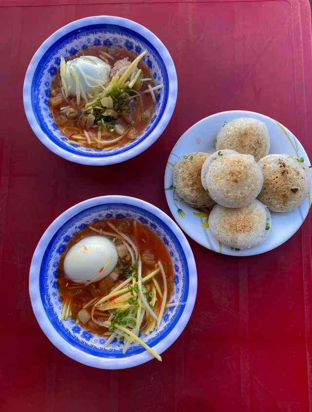 Phan Thiết, mì 'quảng' và bánh căn - Ảnh 2.