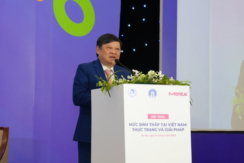 Prof. Dr. Nguyen Viet Tien, ancien vice-ministre permanent de la Santé et président de l'Association vietnamienne d'obstétrique et de gynécologie, a pris la parole lors de la conférence.