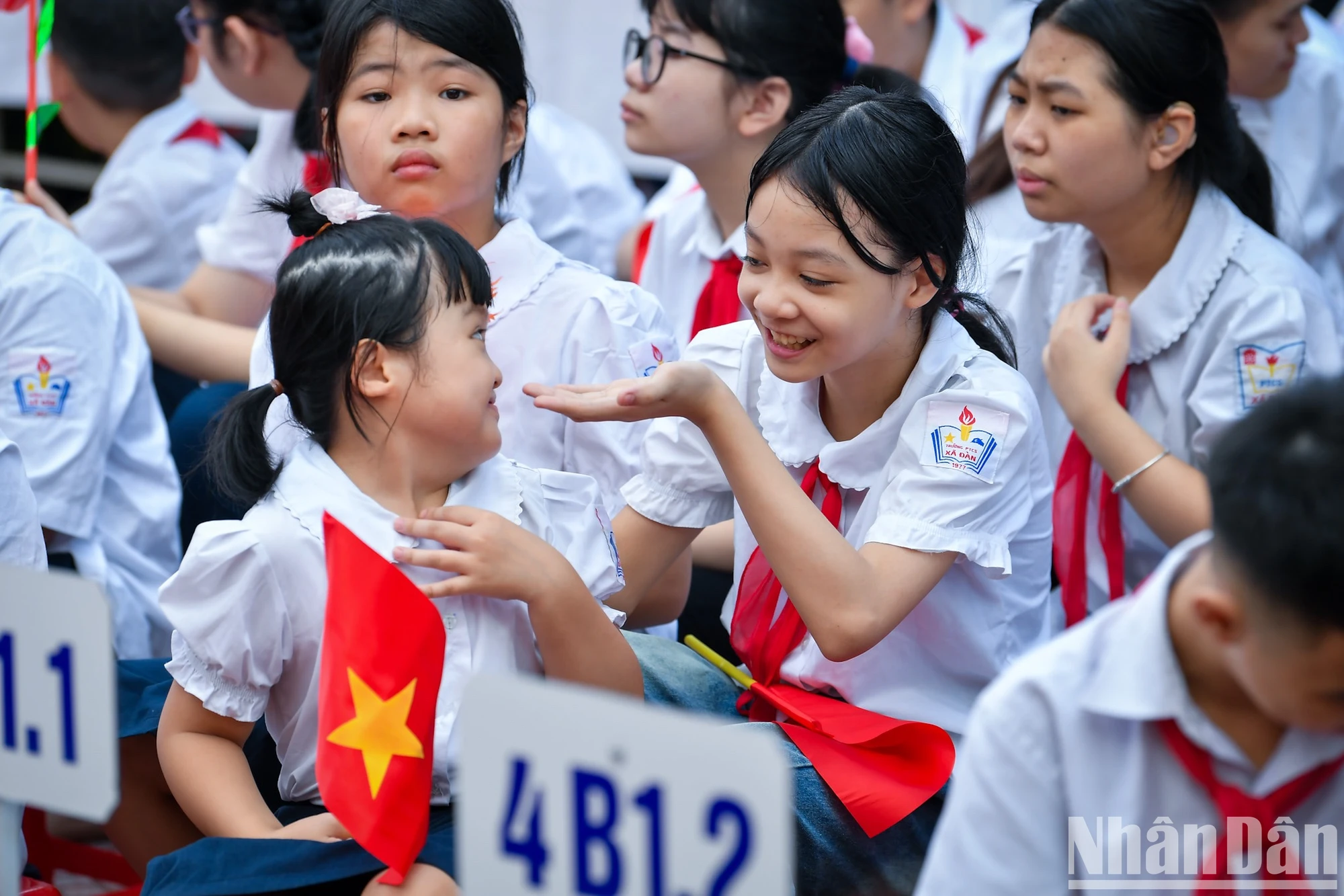 [Ảnh] Lễ khai giảng đặc biệt của những học sinh hát quốc ca... bằng đôi tay ảnh 6