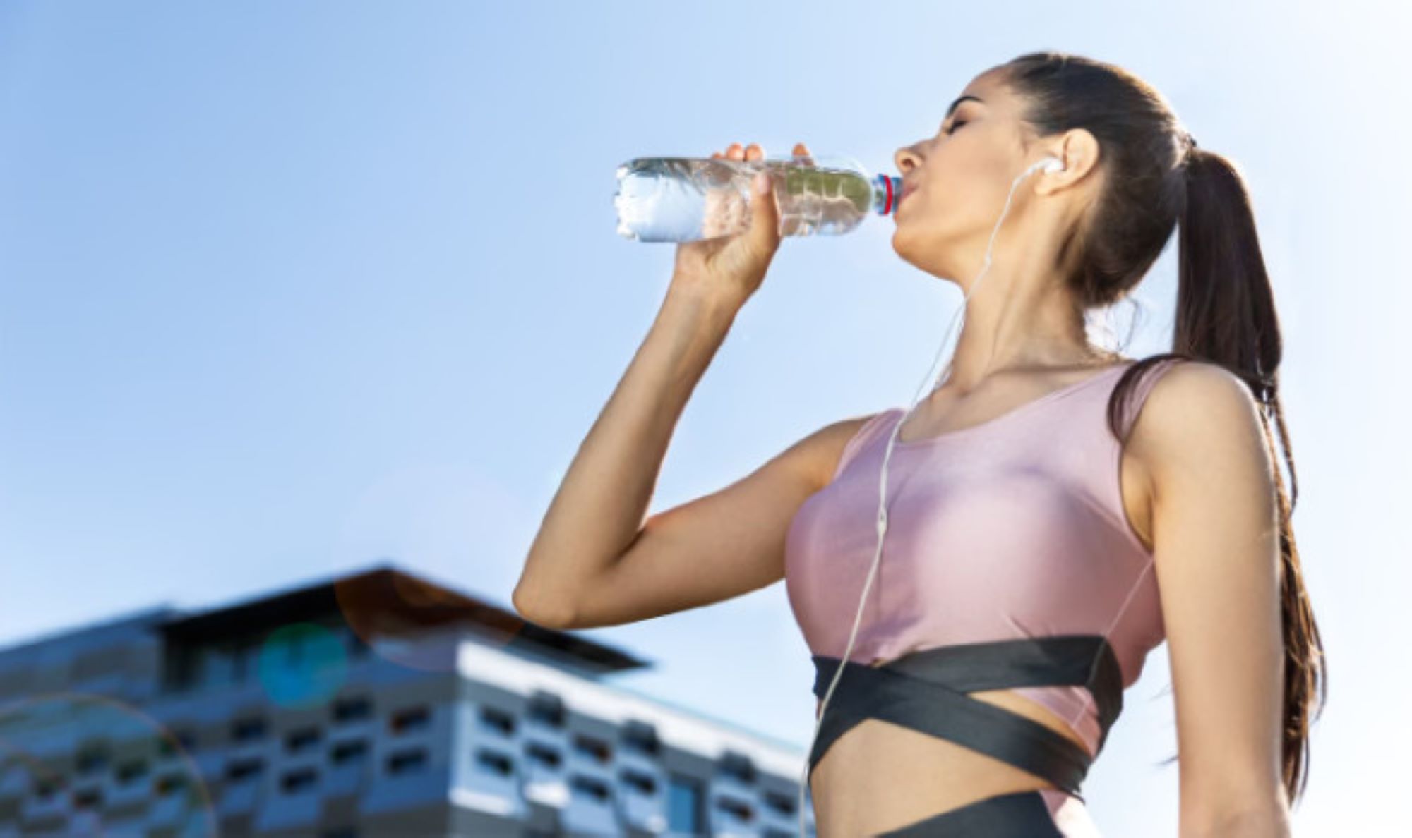 Ausreichend Wasser zu trinken ist sehr wichtig. Bildnachweis: Adobe Stock