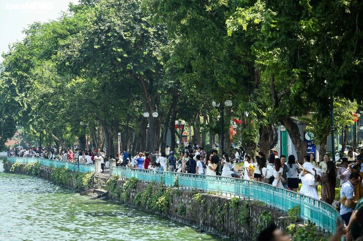 西湖は若者にとって魅力的な観光地です。 （写真：ゴ・ニュン）