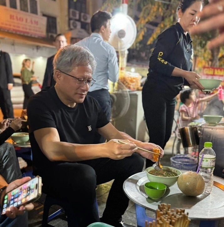 M. Jensen Huang mange le populaire pho vietnamien. (Photo: HAT)