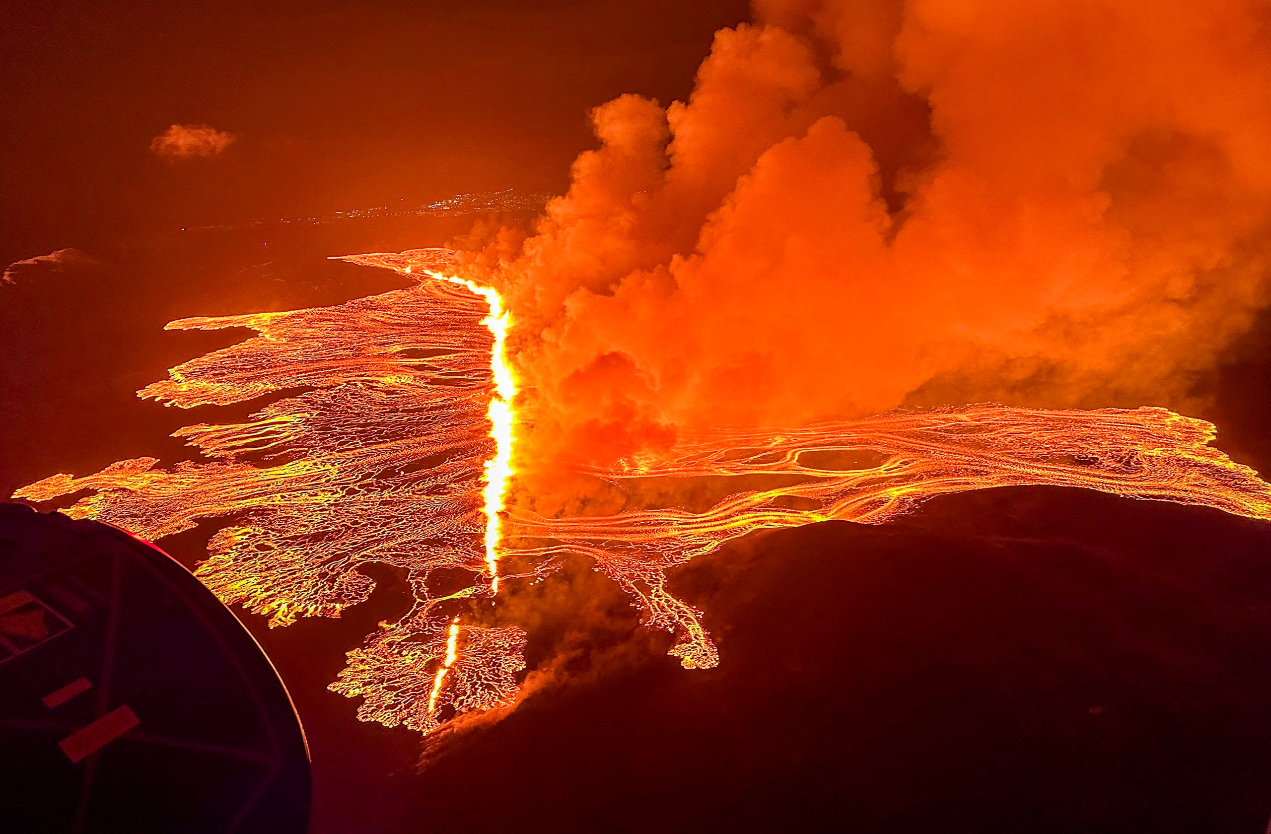 Bầu trời 'rực cháy' trong đêm núi lửa phun trào ở Iceland- Ảnh 3.