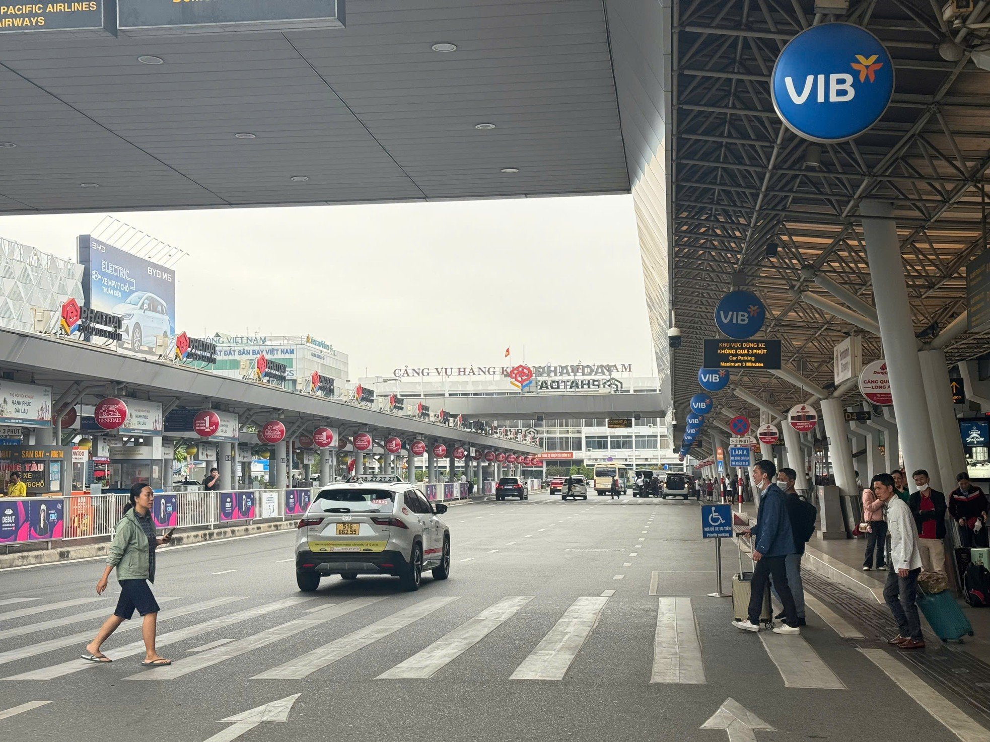 Scène inattendue pendant l'heure de pointe à l'aéroport de Tan Son Nhat le jour de l'An, photo 3