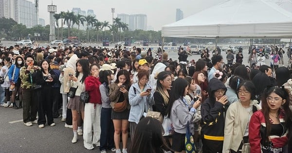 Miles de personas esperaron desde las 5 de la mañana en el Estadio My Dinh