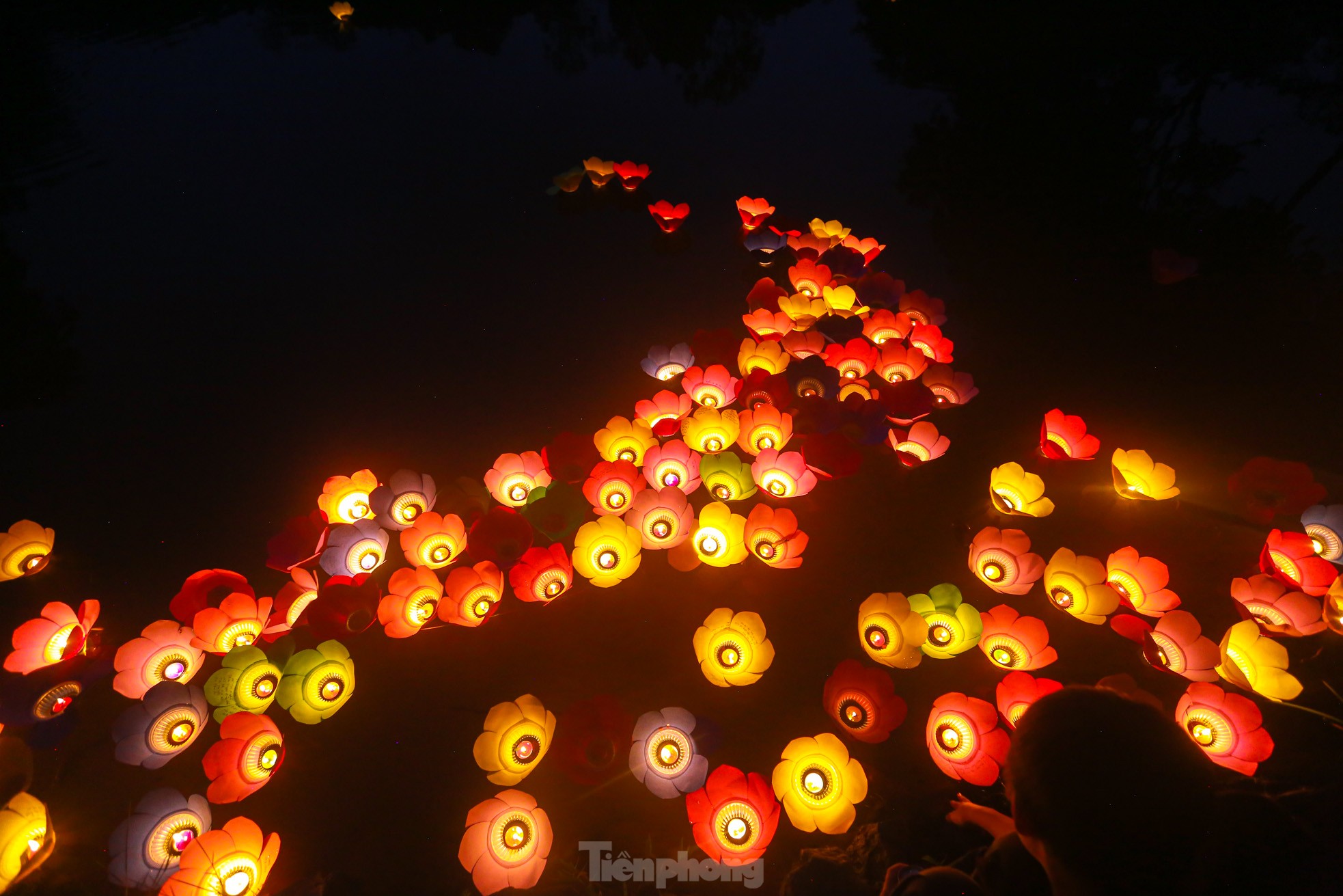 People in the capital release flower lanterns to show their gratitude during Vu Lan festival photo 30