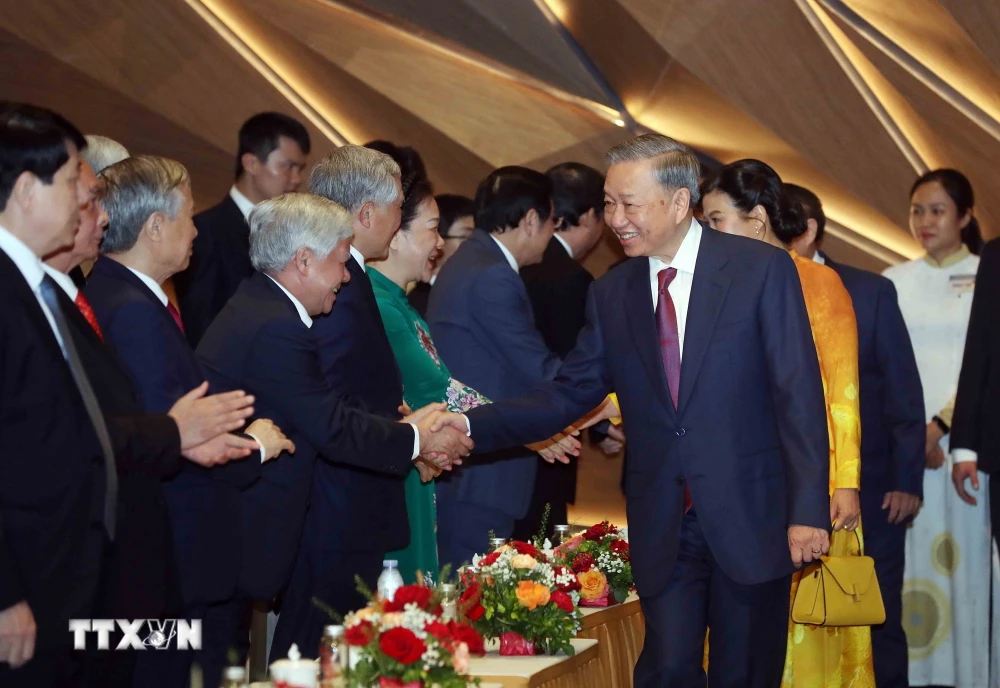 Generalsekretär und Präsident To Lam mit Delegierten. (Foto: Lam Khanh/VNA)