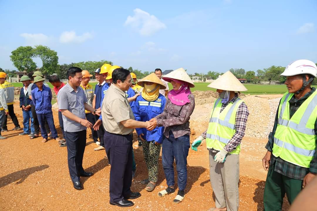 Prime Minister Pham Minh Chinh inspects the North-South Expressway project through Thanh Hoa province. Picture 2