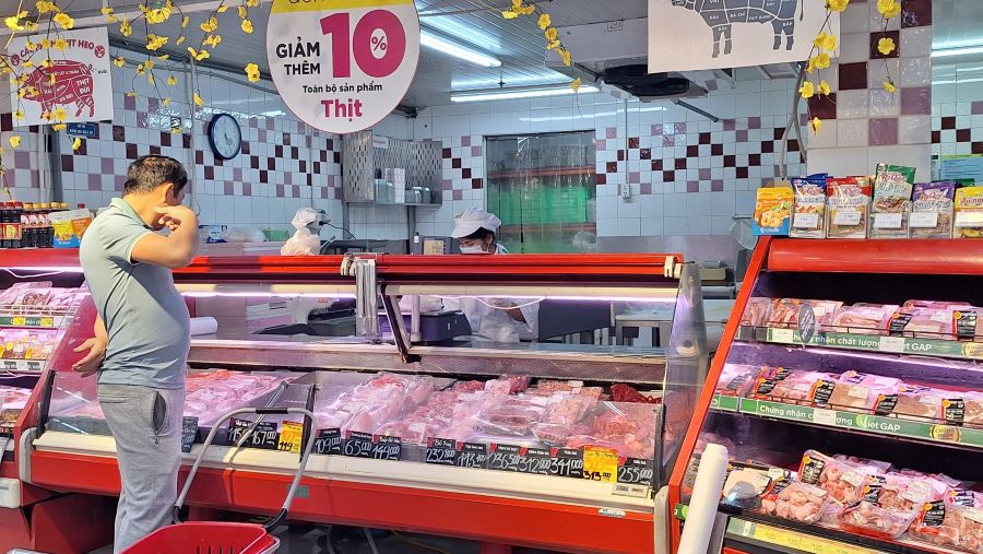 Many supermarkets are offering pork promotions to attract customers. Image recorded at BigC Long Bien supermarket at 4:00 p.m. on January 3, 2024. Photo: Den Phu