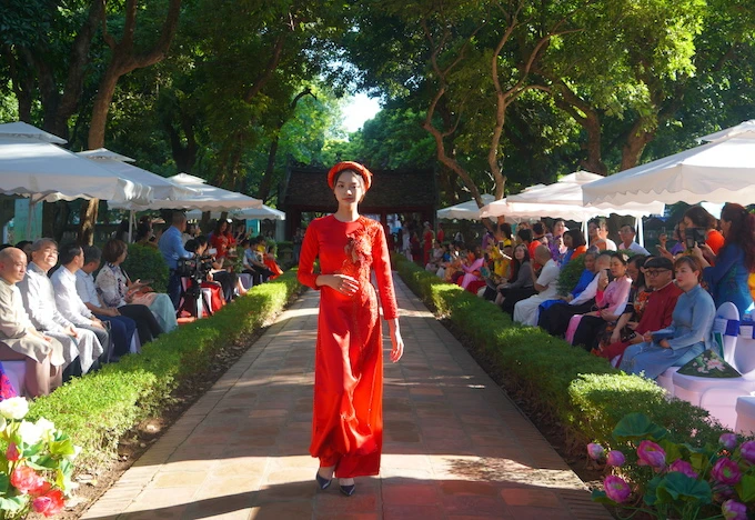 Des dizaines de grands créateurs se réunissent au festival Ao Dai de Hanoi, photo 2