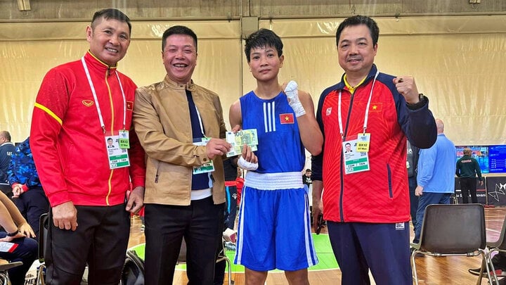 Vo Thi Kim Anh (blue shirt) of the Vietnam boxing team. (Photo: FB Nguyen Thi Tam)