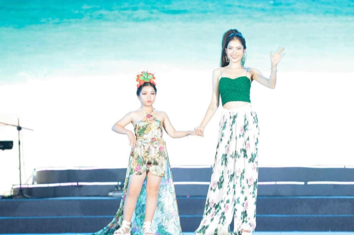 International runner-up Nguyen Le Thuy Linh appeared with model Nam Anh in a dynamic white and blue outfit.