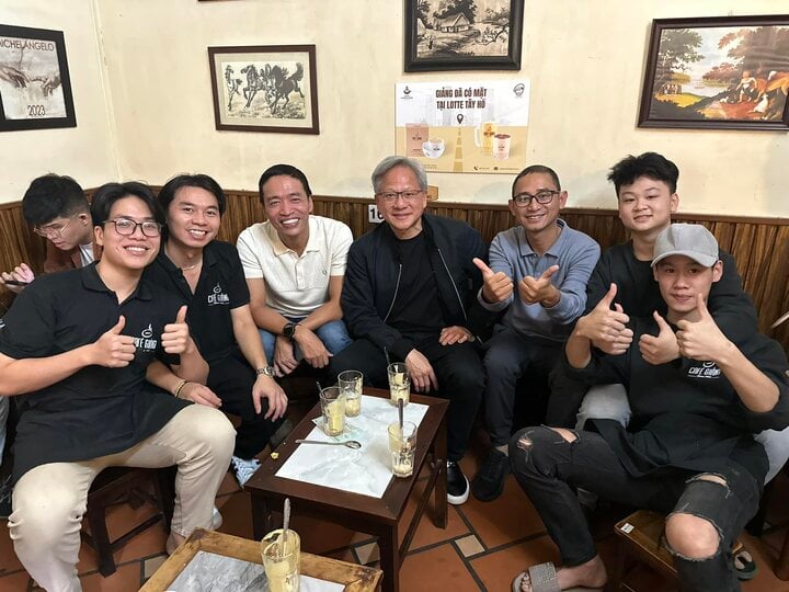 M. Jensen Huang, PDG de Nvidia Corporation, savoure un café Giang après son arrivée au Vietnam. (Photo : Fanpage Café Giang)