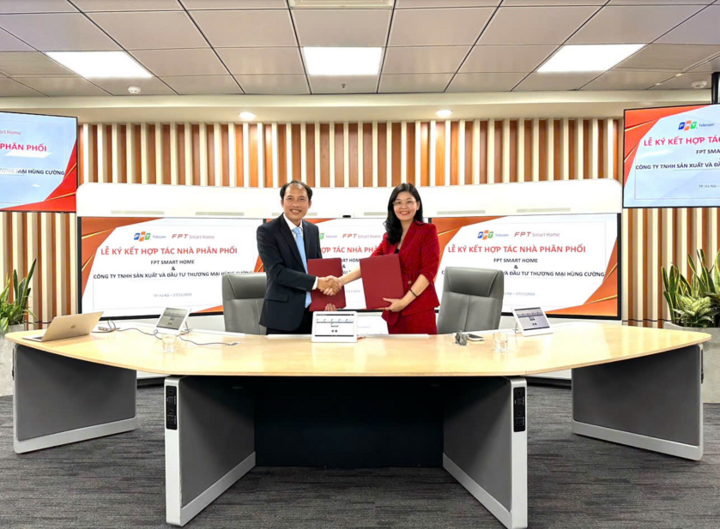 Representatives of Dehome Smart Mirror and FPT Smart Home signed the contract.