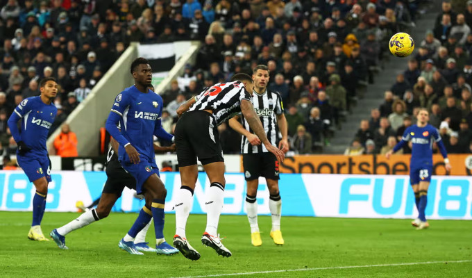 Trung vệ Jamal Lascelles đánh đầu nâng tỷ số lên 2-1 cho Newcastle trước Chelsea trên sân St James Park, hạt Tyne and Wear, tại vòng 13 Ngoại hạng Anh ngày 25/11/2023. Ảnh: Reuters