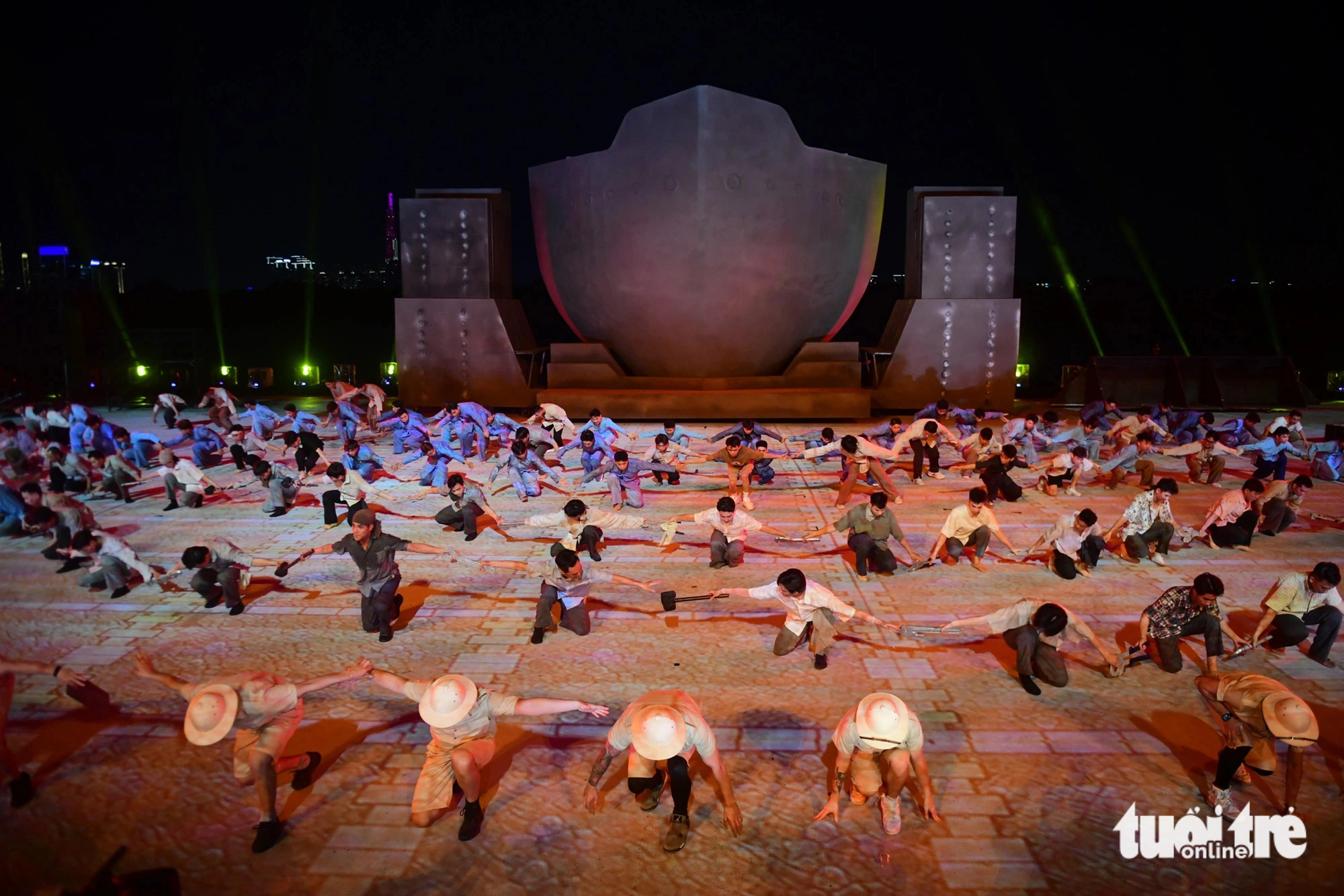 Sân khấu còn kể những trận đánh vang dội trên sông một cách hào hùng, hoành tráng.