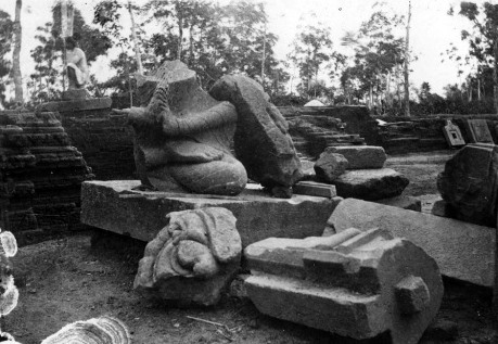 1903 年にドン・ドゥオン遺跡で発掘された遺物。仏像やヨニの台座など。写真提供：EFEO