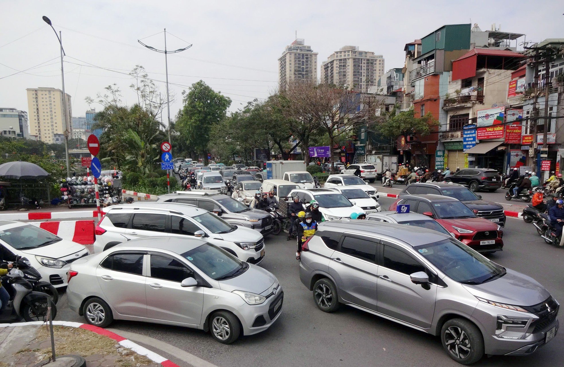 On weekends, many roads in Hanoi are congested for a long time, photo 6