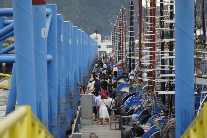 During the first two days of the holiday, Ha Long Bay had more than 16,000 visitors. Photo: Xuan Hoa