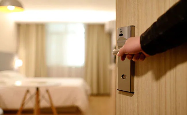 Wer hat zwei Israelis verhaftet, die Hotelpersonal angegriffen haben? Foto 1